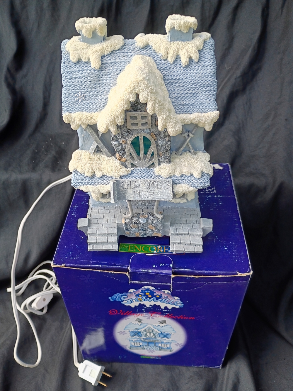 Encore Snow Buddies Snowville Snow Sports Shop Light Up Village Piece 1999